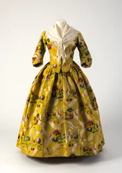 Geel, rood en blauw brokaat geweven zijden gesloten japon, 1740s